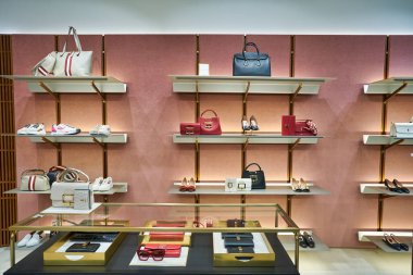 KUALA LUMPUR, MALAYSIA - CIRCA JANUARY, 2020: çantalar Kuala Lumpur 'daki Suria KLCC alışveriş merkezinde sergileniyor.