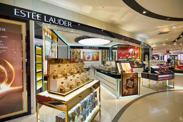 KUALA LUMPUR, MALAYSIA - CIRCA JANUARY, 2020: Estee Lauder personal care products on display at Suria KLCC shopping mall in Kuala Lumpur. — Stock Image Kuala Lumpur Malaysia Circa January 2020 Estee Lauder Personal Care Royalty Free Stock Photos