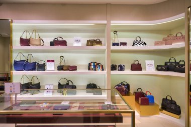 KUALA LUMPUR, MALAYSIA - CIRCA JANUARY, 2020: çantalar Kuala Lumpur 'daki Suria KLCC alışveriş merkezinde sergileniyor.