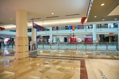KUALA LUMPUR, MALAYSIA - CIRCA JANUARY, 2020: Kuala Lumpur 'daki Suria KLCC alışveriş merkezinin iç çekimi.
