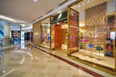 KUALA LUMPUR, MALAYSIA - CIRCA JANUARY, 2020: Kuala Lumpur 'daki Suria KLCC alışveriş merkezinde Tory Burch mağazası.