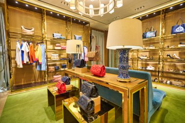 KUALA LUMPUR, MALAYSIA - CIRCA JANUARY, 2020: Kuala Lumpur 'daki Suria KLCC alışveriş merkezindeki Tory Burch mağazasında sergilenen çantalar.