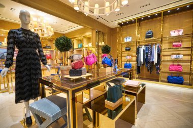 KUALA LUMPUR, MALAYSIA - CIRCA JANUARY, 2020: Kuala Lumpur 'daki Suria KLCC alışveriş merkezindeki Tory Burch mağazasında sergilenen çantalar.