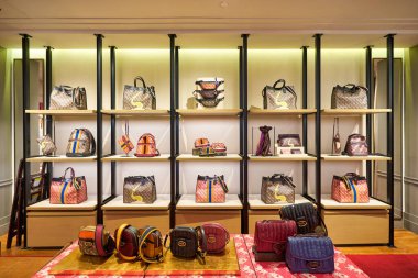 KUALA LUMPUR, MALAYSIA - CIRCA JANUARY, 2020: çantalar Kuala Lumpur 'daki Suria KLCC alışveriş merkezinde sergileniyor.