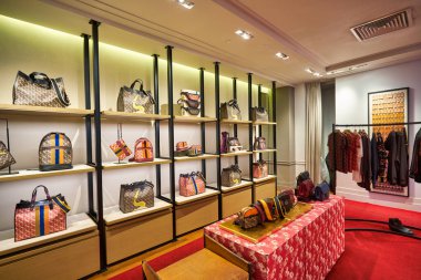 KUALA LUMPUR, MALAYSIA - CIRCA JANUARY, 2020: çantalar Kuala Lumpur 'daki Suria KLCC alışveriş merkezinde sergileniyor.