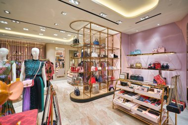KUALA LUMPUR, MALAYSIA - CIRCA JANUARY, 2020: çantalar Kuala Lumpur 'daki Kate Spade mağazasında sergileniyor.