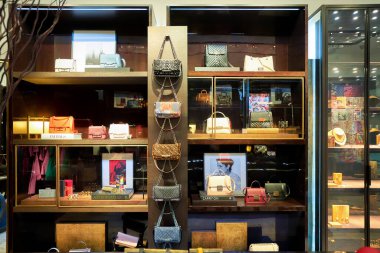 KUALA LUMPUR, MALAYSIA - CIRCA JANUARY, 2020: Kuala Lumpur 'daki Suria KLCC alışveriş merkezindeki Carolina Herrera mağazasının iç çekimi.