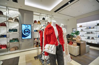 KUALA LUMPUR, MALAYSIA - CIRCA JANUARY, 2020: Michael Kors 'un Kuala Lumpur' daki Suria KLCC alışveriş merkezindeki iç çekimi.