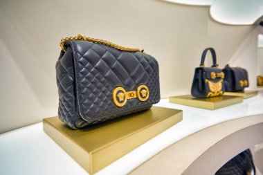 KUALA LUMPUR, MALAYSIA - CIRCA JANUARY, 2020: çantalar Kuala Lumpur 'daki Suria KLCC alışveriş merkezinde sergileniyor.