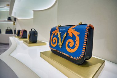 KUALA LUMPUR, MALAYSIA - CIRCA JANUARY, 2020: çantalar Kuala Lumpur 'daki Suria KLCC alışveriş merkezinde sergileniyor.