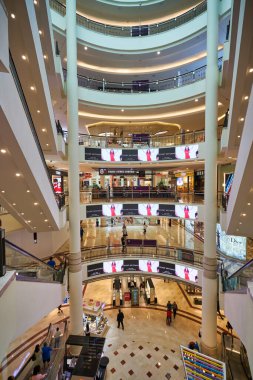 KUALA LUMPUR, MALAYSIA - CIRCA JANUARY, 2020: Kuala Lumpur 'daki Suria KLCC alışveriş merkezinin iç çekimi.