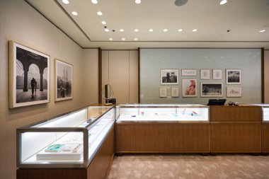 KUALA LUMPUR, MALAYSIA - CIRCA JANUARY, 2020: Kuala Lumpur 'daki Suria KLCC alışveriş merkezinde Tiffany & Co mağazasının iç çekimi.