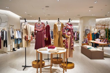 KUALA LUMPUR, MALAYSIA - CIRCA JANUARY, 2020: Kuala Lumpur 'daki Suria KLCC alışveriş merkezinin iç çekimi.