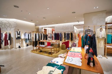 KUALA LUMPUR, MALAYSIA - CIRCA JANUARY, 2020: Kuala Lumpur 'daki Suria KLCC alışveriş merkezinin iç çekimi.