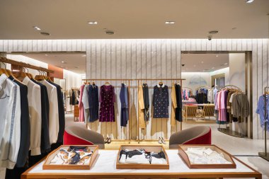 KUALA LUMPUR, MALAYSIA - CIRCA JANUARY, 2020: Kuala Lumpur 'daki Suria KLCC alışveriş merkezinin iç çekimi.