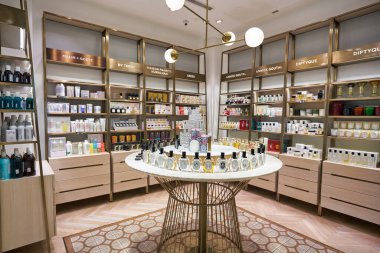 KUALA LUMPUR, MALAYSIA - CIRCA JANUARY, 2020: KENS 'in Kuala Lumpur' daki KLCC alışveriş merkezinde sergilenen parfümleri.