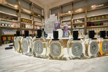 KUALA LUMPUR, MALAYSIA - CIRCA JANUARY, 2020: KENS 'in Kuala Lumpur' daki KLCC alışveriş merkezinde sergilenen parfümleri.