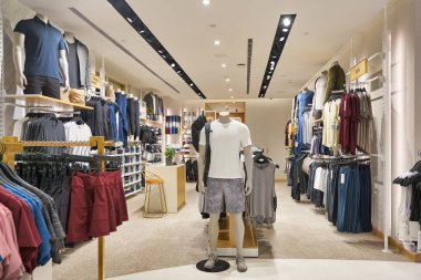 KUALA LUMPUR, MALAYSIA - CIRCA JANUARY, 2020: Kuala Lumpur 'daki Suria KLCC alışveriş merkezindeki Lululemon mağazasının iç çekimi.