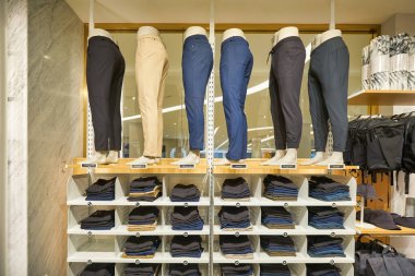 KUALA LUMPUR, MALAYSIA - CIRCA JANUARY, 2020: Kuala Lumpur 'daki Suria KLCC alışveriş merkezindeki Lululemon mağazasının iç çekimi.