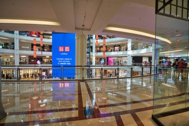 KUALA LUMPUR, MALAYSIA - CIRCA JANUARY, 2020: Kuala Lumpur 'daki Suria KLCC alışveriş merkezinin iç çekimi.
