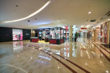 KUALA LUMPUR, MALAYSIA - CIRCA JANUARY, 2020: Kuala Lumpur 'daki Suria KLCC alışveriş merkezinin iç çekimi.