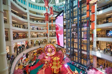 KUALA LUMPUR, MALAYSIA - CIRCA JANUARY, 2020: Kuala Lumpur 'daki Suria KLCC alışveriş merkezinin iç çekimi.