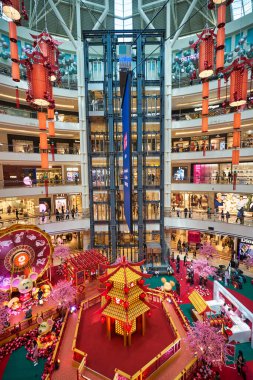 KUALA LUMPUR, MALAYSIA - CIRCA JANUARY, 2020: Kuala Lumpur 'daki Suria KLCC alışveriş merkezinin iç çekimi.