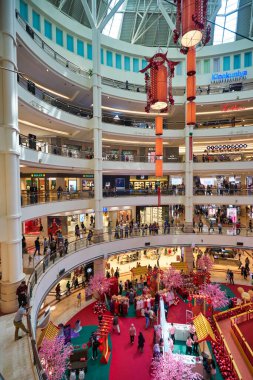 KUALA LUMPUR, MALAYSIA - CIRCA JANUARY, 2020: Kuala Lumpur 'daki Suria KLCC alışveriş merkezinin iç çekimi.