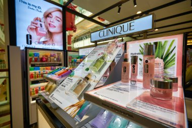 KUALA LUMPUR, MALAYSIA - CIRCA JANUARY, 2020: Kuala Lumpur 'daki Suria KLCC alışveriş merkezinde sergilenen Clinique kişisel bakım ürünlerinin yakın çekimi.