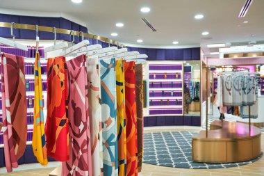 KUALA LUMPUR, MALAYSIA - CIRCA JANUARY, 2020: Kuala Lumpur 'daki Suria KLCC alışveriş merkezinin iç çekimleri.