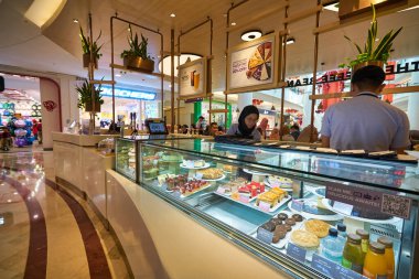 KUALA LUMPUR, MALAYSIA - CIRCA JANUARY, 2020: Suria 'daki Kahve Fasulyesi ve Yaprağı Kuala Lumpur' daki KLCC alışveriş merkezi.