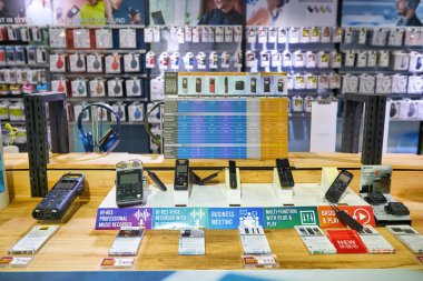 KUALA LUMPUR, MALAYSIA - CIRCA JANUARY, 2020: Kuala Lumpur 'daki Suria KLCC alışveriş merkezindeki Sony mağazasının iç çekimi.