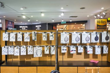 KUALA LUMPUR, MALAYSIA - CIRCA JANUARY, 2020: Kuala Lumpur 'daki Suria KLCC alışveriş merkezindeki Sony mağazasının iç çekimi.