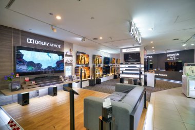 KUALA LUMPUR, MALAYSIA - CIRCA JANUARY, 2020: Kuala Lumpur 'daki Suria KLCC alışveriş merkezindeki Sony mağazasının iç çekimi.