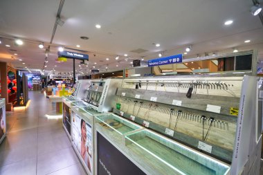 KUALA LUMPUR, MALAYSIA - CIRCA JANUARY, 2020: Kuala Lumpur 'daki Suria KLCC alışveriş merkezindeki Sony mağazasının iç çekimi.