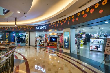 KUALA LUMPUR, MALAYSIA - CIRCA JANUARY, 2020: Kuala Lumpur 'daki Suria KLCC alışveriş merkezinde sony mağazası.