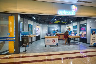 KUALA LUMPUR, MALAYSIA - CIRCA JANUARY, 2020: Kuala Lumpur 'daki Suria KLCC alışveriş merkezinde Celcom mağazası.