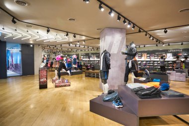 KUALA LUMPUR, MALAYSIA - CIRCA JANUARY, 2020: Nike mağazasının Kuala Lumpur 'daki Suria KLCC alışveriş merkezindeki iç çekimi.