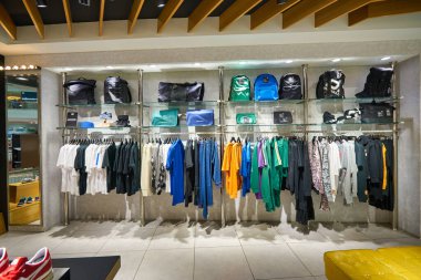 KUALA LUMPUR, MALAYSIA - CIRCA JANUARY, 2020: Kuala Lumpur 'daki Suria KLCC alışveriş merkezindeki Onitsuka Tiger mağazasının içi.