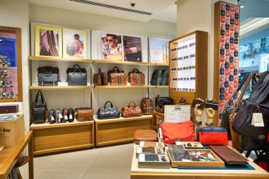 KUALA LUMPUR, MALAYSIA - CIRCA JANUARY, 2020: çantalar Kuala Lumpur 'daki Suria KLCC alışveriş merkezinde sergileniyor.