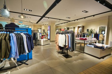 KUALA LUMPUR, MALAYSIA - CIRCA JANUARY, 2020: Kuala Lumpur 'daki Suria KLCC alışveriş merkezindeki G2000 giyim mağazasının iç çekimi.