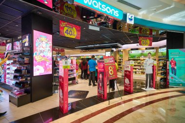 KUALA LUMPUR, MALAYSIA - CIRCA JANUARY, 2020: Kuala Lumpur 'daki Suria KLCC alışveriş merkezindeki Watson mağazasına giriş.