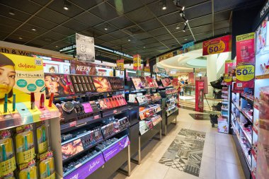 KUALA LUMPUR, MALAYSIA - CIRCA JANUARY, 2020: Kuala Lumpur 'daki Suria KLCC alışveriş merkezindeki Watson mağazasının iç çekimi.