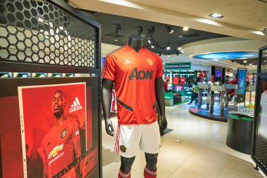 KUALA LUMPUR, MALAYSIA - CIRCA JANUARY, 2020: Suria KLCC 'nin Kuala Lumpur alışveriş merkezindeki Football Republic mağazasının iç çekimi.