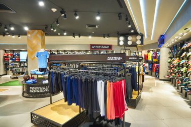 KUALA LUMPUR, MALAYSIA - CIRCA JANUARY, 2020: Suria KLCC 'nin Kuala Lumpur alışveriş merkezindeki Football Republic mağazasının iç çekimi.