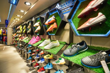 KUALA LUMPUR, MALAYSIA - CIRCA JANUARY, 2020: Suria KLCC 'nin Kuala Lumpur alışveriş merkezindeki Football Republic mağazasının iç çekimi.