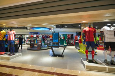 KUALA LUMPUR, MALAYSIA - CIRCA JANUARY, 2020: Futbol Cumhuriyeti Kuala Lumpur 'daki Suria KLCC alışveriş merkezinde mağaza önü.