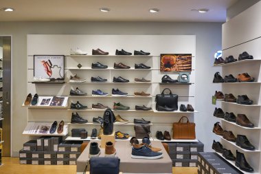 KUALA LUMPUR, MALAYSIA - CIRCA JANUARY, 2020: Kuala Lumpur 'daki Suria KLCC alışveriş merkezindeki ECCO mağazasının iç çekimi.