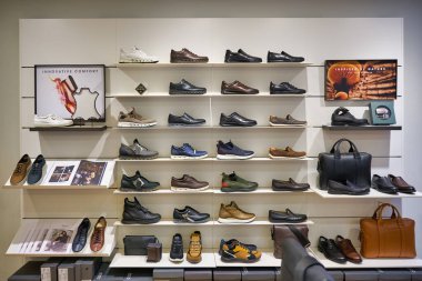 KUALA LUMPUR, MALAYSIA - CIRCA JANUARY, 2020: Kuala Lumpur 'daki Suria KLCC alışveriş merkezindeki ECCO mağazasının iç çekimi.