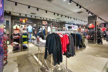 KUALA LUMPUR, MALAYSIA - CIRCA JANUARY, 2020: Kuala Lumpur 'daki Suria KLCC alışveriş merkezindeki Puma mağazasının iç çekimi.